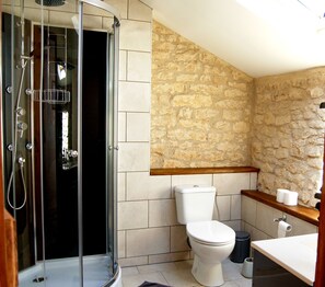 Douche, séchoir à cheveux, serviettes fournies, savon