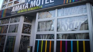 Un edificio con un letrero que dice "AMAYA MOTEL IHR MOTEL IN NEUKOLLN".