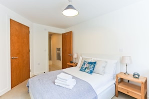 Apartment, 2 Bedrooms | Iron/ironing board, free WiFi, bed sheets - Platinum Apartment next to Borough (London)