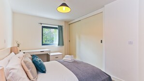 Tabla de planchar con plancha, wifi gratis y ropa de cama 