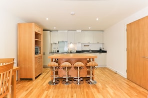 تناول الطعام داخل الغرفة