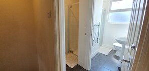 Basic House | Bathroom