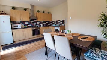 Basic House | Private kitchen | Full-sized fridge, microwave, oven, stovetop
