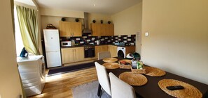 Basic House | Private kitchen | Full-size fridge, microwave, oven, stovetop - Joseph House (London)