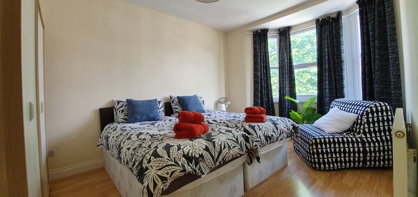 Basic House | Individually decorated, individually furnished, desk, iron/ironing board - Joseph House (London)