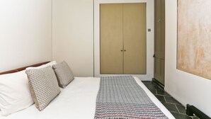 Tabla de planchar con plancha, wifi gratis y ropa de cama 