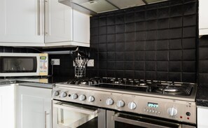 Fridge, microwave, oven, stovetop - Platinum 1bed Apartment Aldgate East (London)