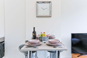 In-room dining - Platinum Apartment near Regent's Park (London)