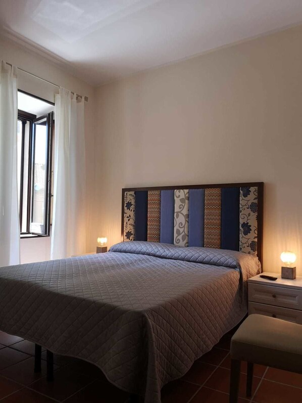 مكتب وأسرّة قابلة للطي وملاءات أسرّة