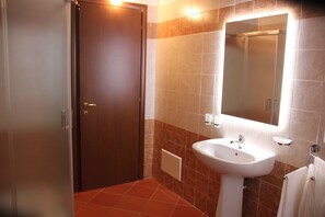 Articles de toilette gratuits, serviettes fournies, papier toilette