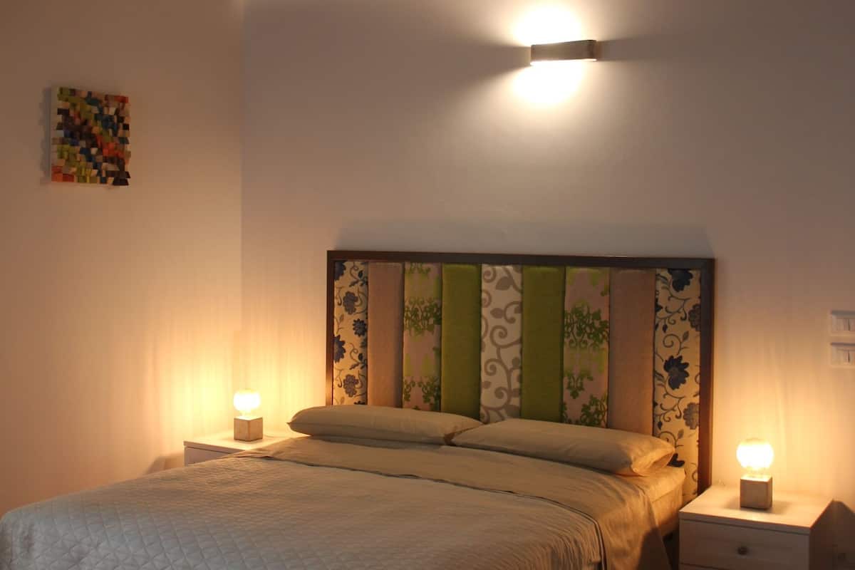Desk, rollaway beds, bed sheets