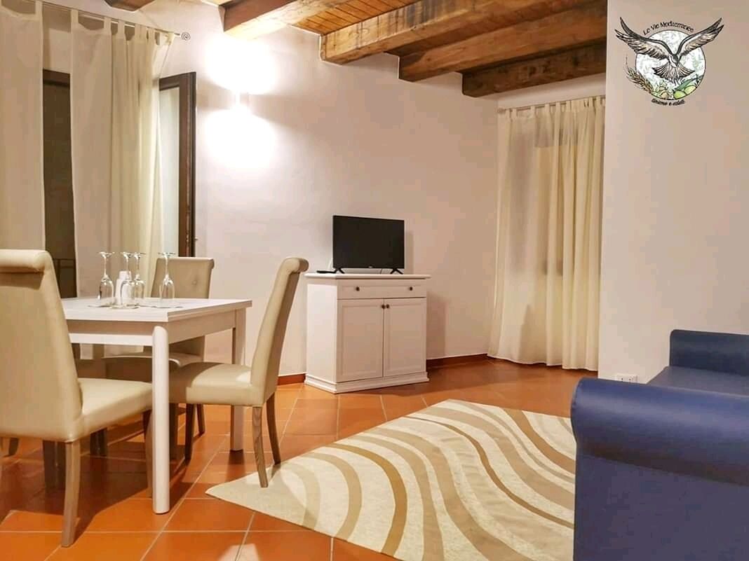 Family Suite | Desk, rollaway beds, bed sheets