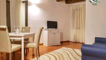 Family Suite | Desk, rollaway beds, bed sheets