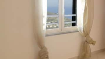 Appartement, balkon, uitzicht op zee (Limone) | Een kluis op de kamer, een bureau, babybedden, extra bedden