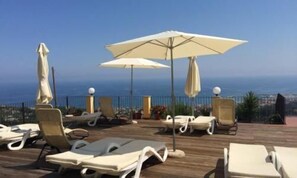 Außenpool (je nach Saison geöffnet), Sonnenschirme, Liegestühle