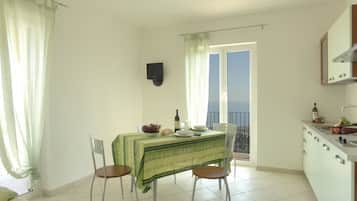 Apartment, Balcony, Sea View (Basilico) | In-room dining