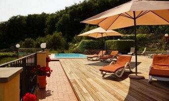 Una piscina al aire libre de temporada (de 10:00 a 18:00), sombrillas