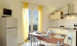 Appartement, balcon, vue mer (Limone) | Cuisine privée | Grand réfrigérateur, micro-ondes, four, plaque de cuisson