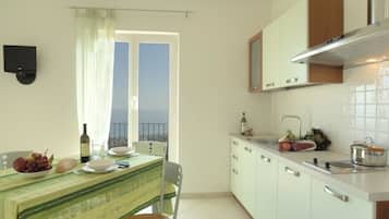 Appartement, balkon, uitzicht op zee (Basilico) | Privékeuken | Een koelkast/vriezer, een magnetron, een oven, een kookplaat