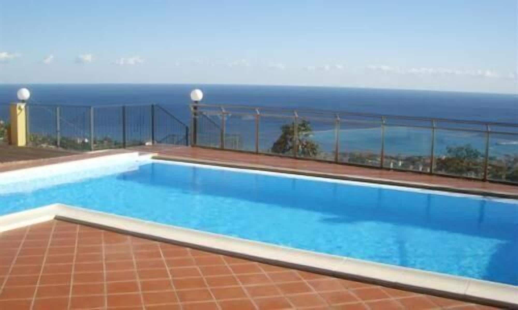 Una piscina con vista diretta sull'oceano.