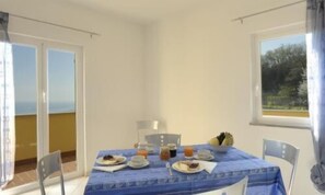 Appartement, balcon, vue mer (Rosmarino) | Cuisine privée | Grand réfrigérateur, micro-ondes, four, plaque de cuisson