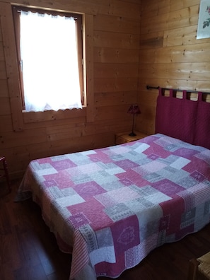 2 bedrooms, iron/ironing board, travel cot, WiFi