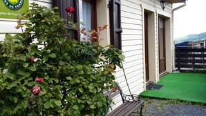 A building with a sign reading "Gîtes de France" and a bench outside. - Chalet with superb mountain views, very central. (Saint-Diéry)