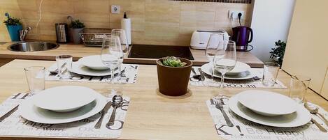 Fridge, oven, stovetop, electric kettle