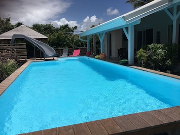 Piscine et toboggan