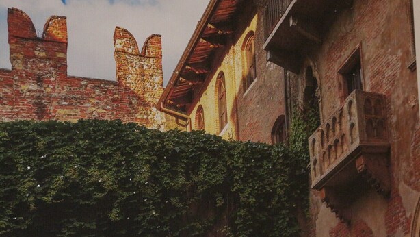 A historic building with a brick facade, arched windows, and a balcony. - A very large holiday home in Valpolicella, suitable for several families, (Arbizzano-Santa Maria)