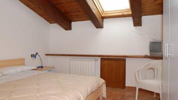 Comfort Double Room | Individually decorated, individually furnished, desk, bed sheets