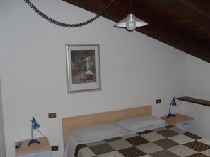 Individually decorated, individually furnished, desk, bed sheets - Agriturismo Le Giare (Casella)
