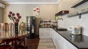 Family Villa | Shared kitchen | Coffee/tea maker, electric kettle