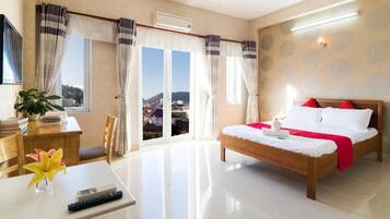 8 bedrooms, individually decorated, desk, free WiFi