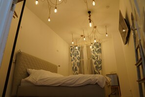 Chambre supérieure double, 1 très grand lit, non-fumeur, salle de bain privée | Lit avec matelas en mousse à mémoire, décor unique, ameublement unique