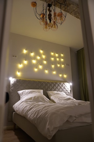 Standard Double Room, 1 King Bed, Non Smoking | Memory foam beds, individually decorated, individually furnished, desk