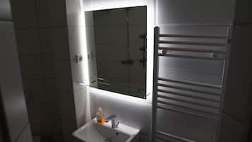 Superior Double Room, 1 King Bed, Non Smoking, Private Bathroom | Bathroom | Free toiletries, hair dryer, towels, soap