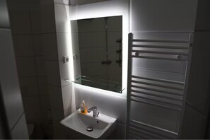 Habitación doble superior, 1 cama de matrimonio grande, no fumadores, baño privado | Baño | Artículos de higiene personal gratuitos, secador de pelo y toallas