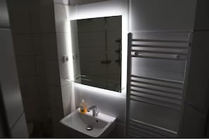Superior Double Room, 1 King Bed, Non Smoking, Private Bathroom | Bathroom | Free toiletries, hair dryer, towels, soap
