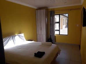 In-room safe, iron/ironing board, free cots/infant beds, free WiFi - Elson Lodge (Alberton)