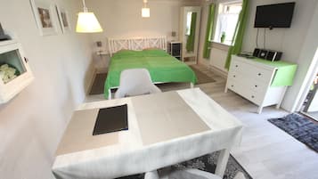 Studio | Individually decorated, individually furnished, free WiFi, bed sheets