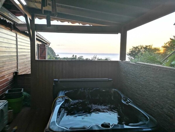 Outdoor spa tub