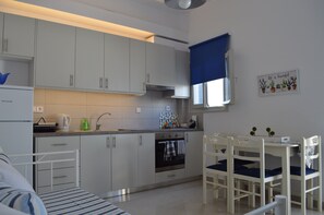 Fridge, oven, stovetop, coffee/tea maker