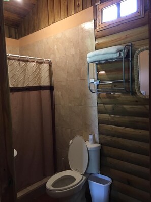 Ducha, artículos de higiene personal gratuitos y toallas