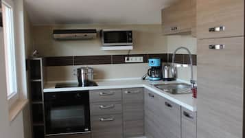 Mikroaaltouuni, astianpesukone, kahvin-/teenkeitin