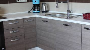 Mikrowelle, Geschirrspüler, Wasserkocher mit Kaffee-/Teezubehör