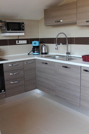 Een microgolfoven, een vaatwasser, een koffiezetapparaat/waterkoker