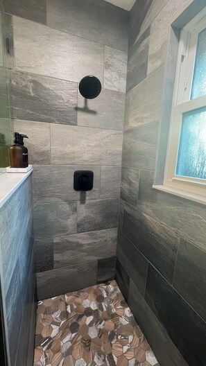Shower, hair dryer, towels, soap - Private lakefront home w/ large dock, pets welcome, Wi-Fi, kayaks, boat rental. (Hawthorne)