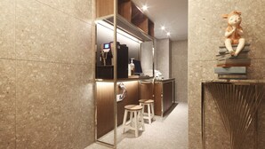 A modern bathroom with a vanity, mirror, and a decorative sculpture. - Browndot Hotel - Seomyeon 1 (Busan)