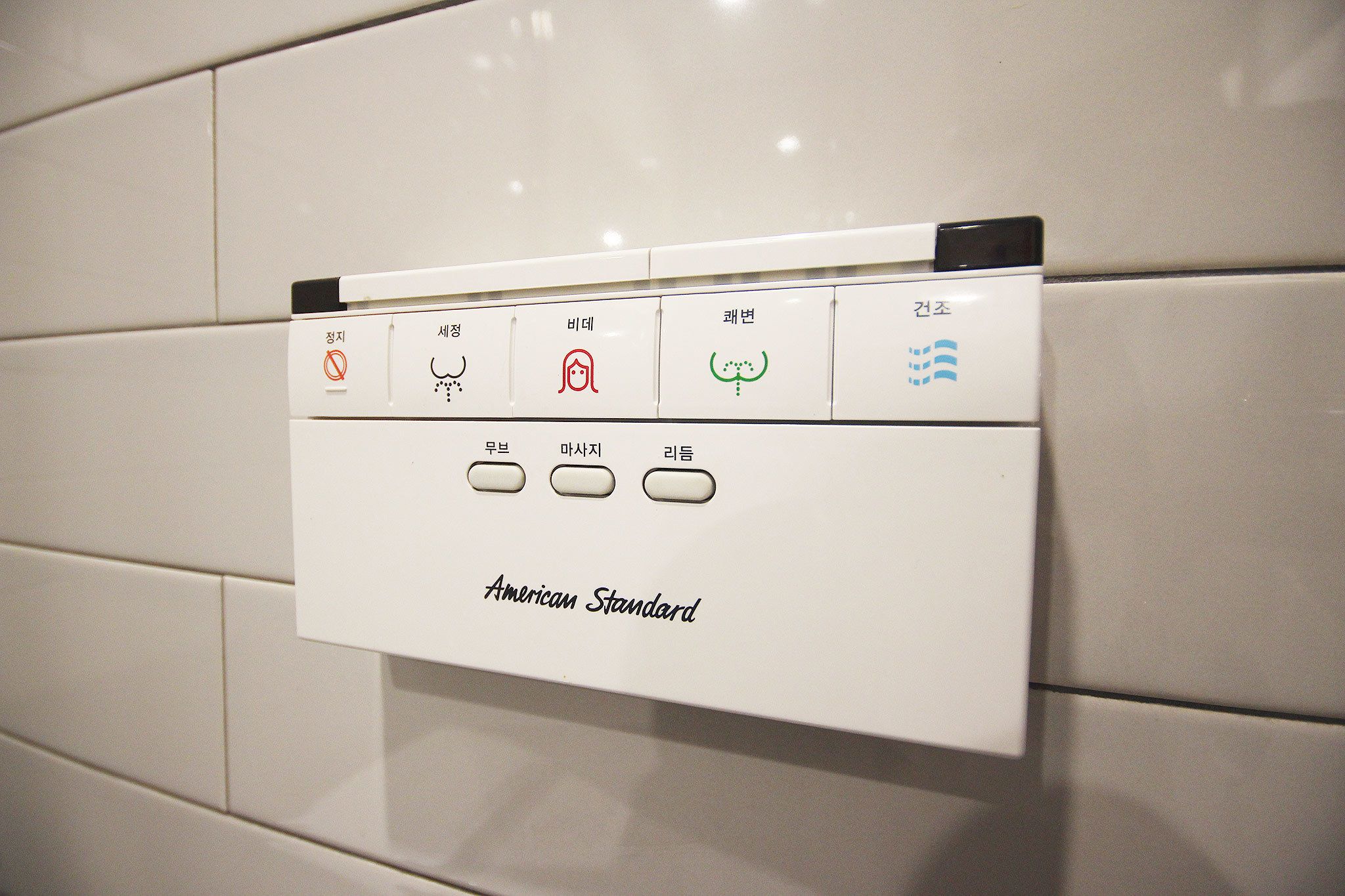 deluxe double room | bathroom | combined shower/bathtub, deep-soaking bathtub, free toiletries